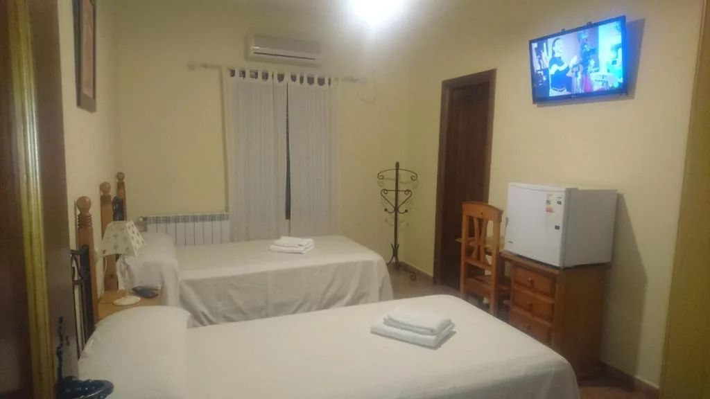 Chambre double avec salle de bains privative — Hostal la Encina