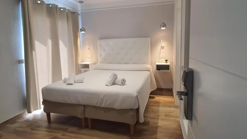 Quarto Duplo com Varanda — Hostal La Ermita