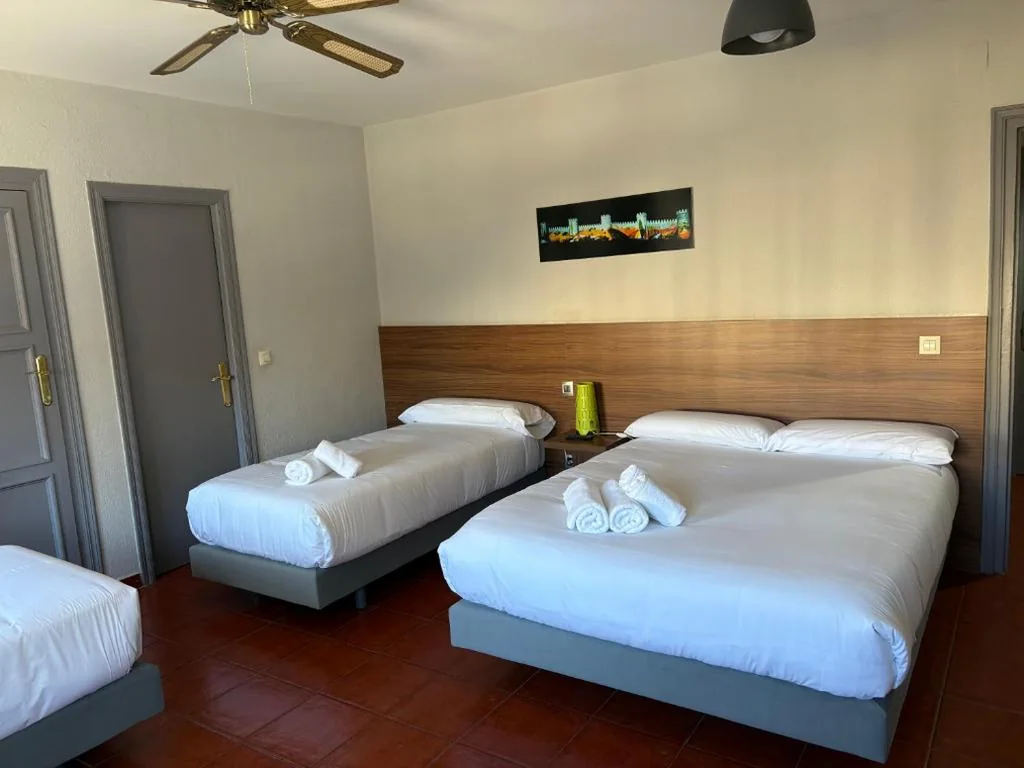 Habitación Triple — Hostal La Estación
