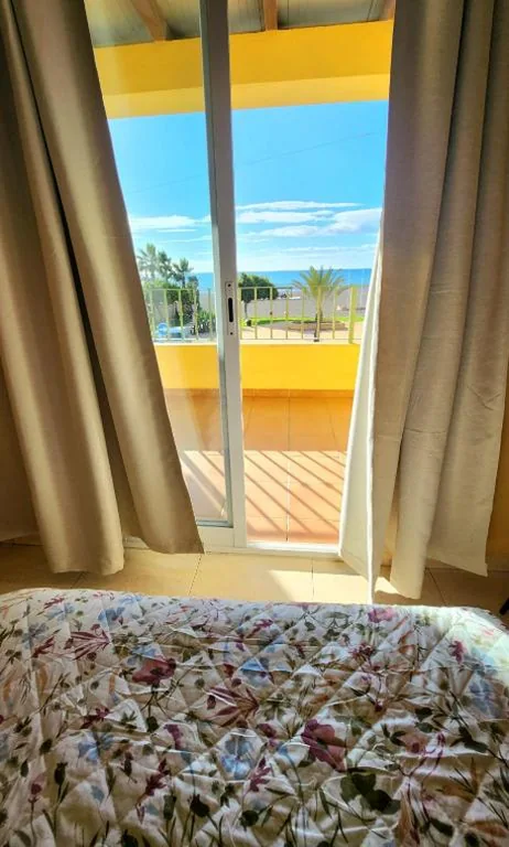 Camera matrimoniale con balcone e vista sul mare — HOSTAL LA ESTACION
