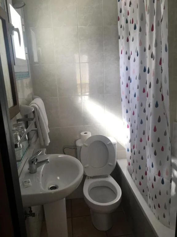 Dreibettzimmer mit eigenem Bad — Hostal La Estrella