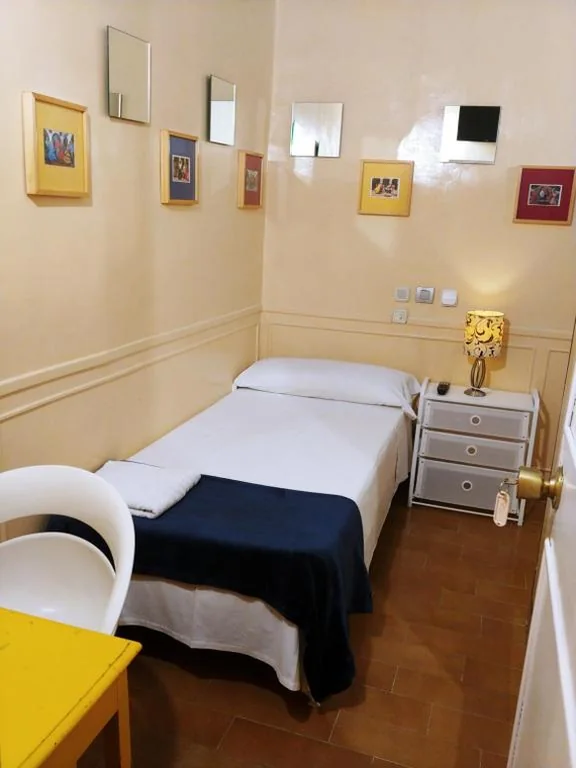 Habitación Individual con baño privado — Hostal La Fontana