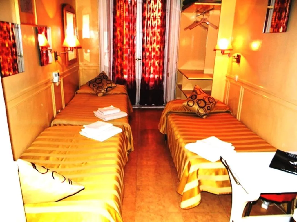 Habitación Triple con balcón — Hostal La Fontana