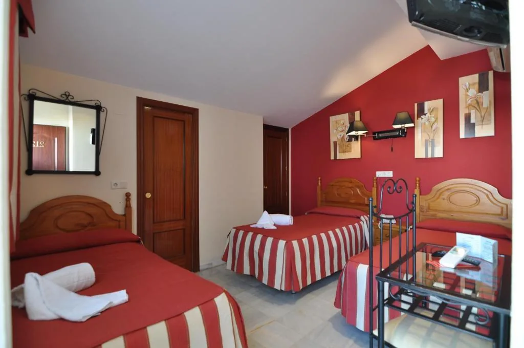 Habitación Triple — Hostal la Fuente