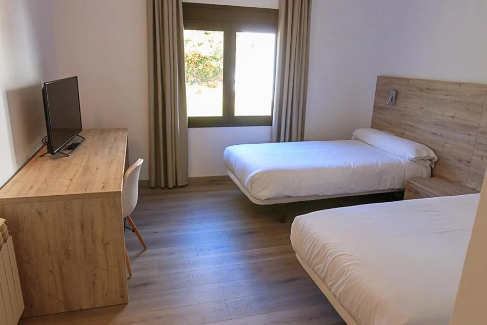 テラスなしダブルルーム – ベッド1台または2台 — Hostal La Guineu
