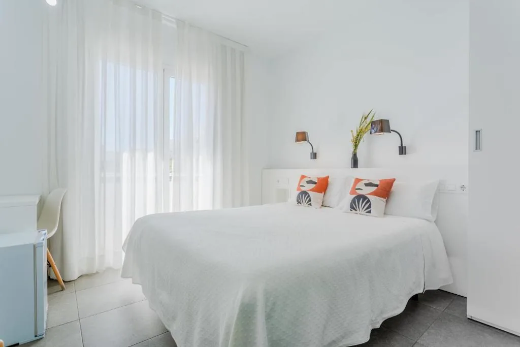 带阳台的标准双人间－1张或2张床 — Hostal La Isla