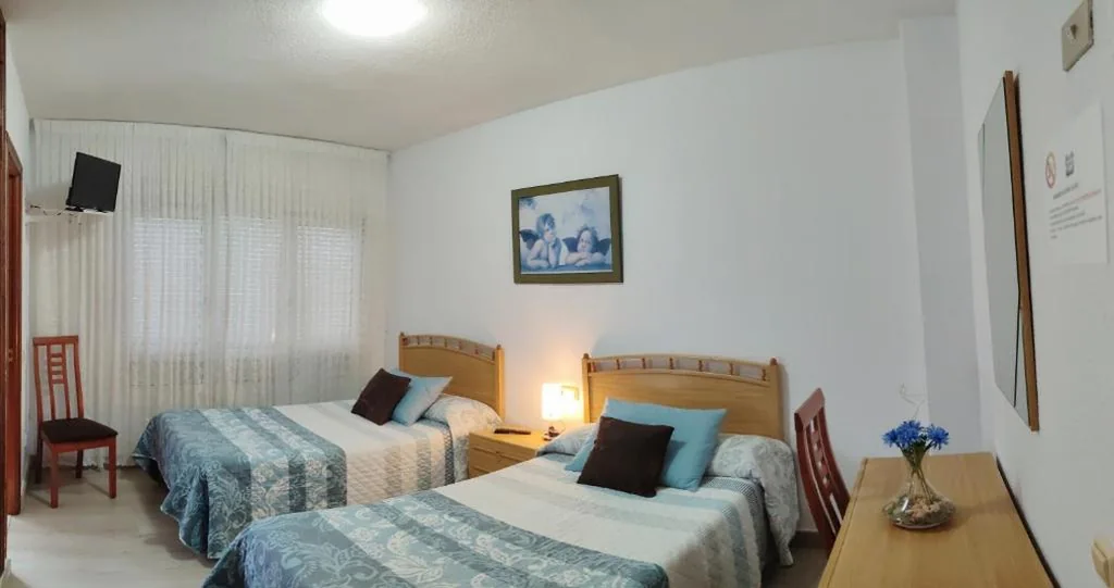 Camera doppia con 2 letti singoli — Hostal La Llave