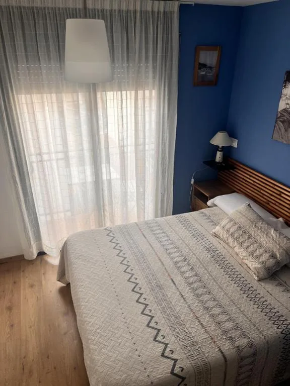 Habitación con cama extragrande y balcón — Hostal La Lluna