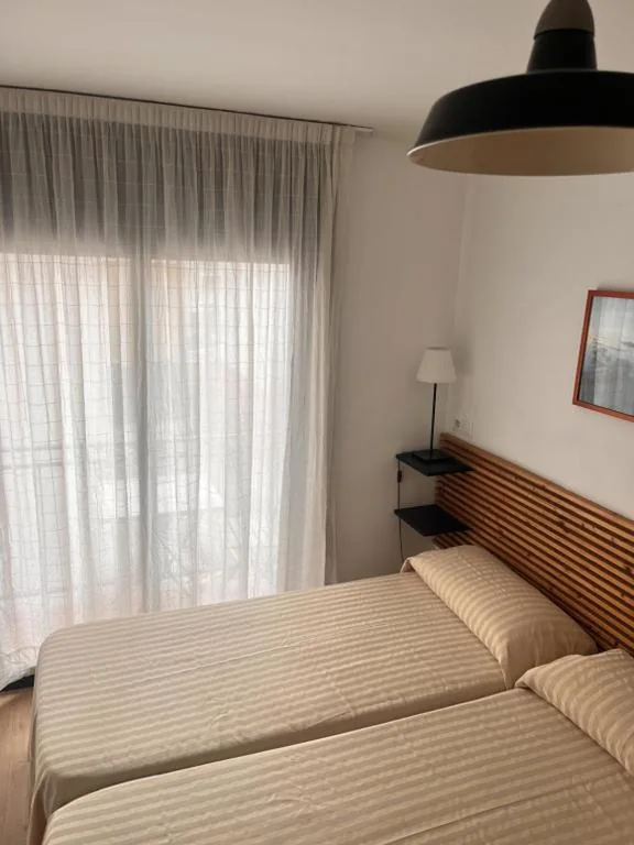 Habitación Doble con balcón - 2 camas — Hostal La Lluna