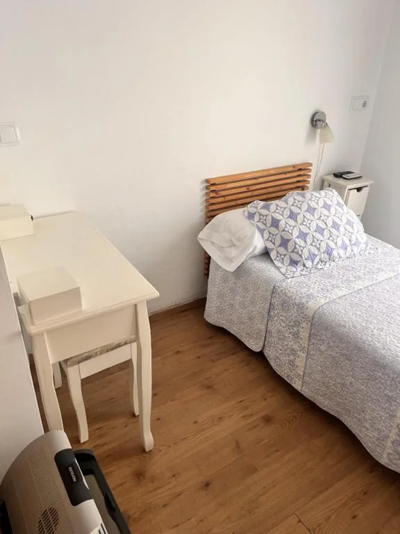 Habitación Individual con balcón — Hostal La Lluna