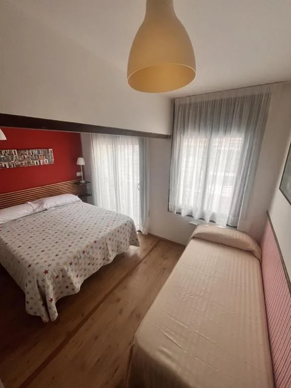 Habitación Triple con baño — Hostal La Lluna