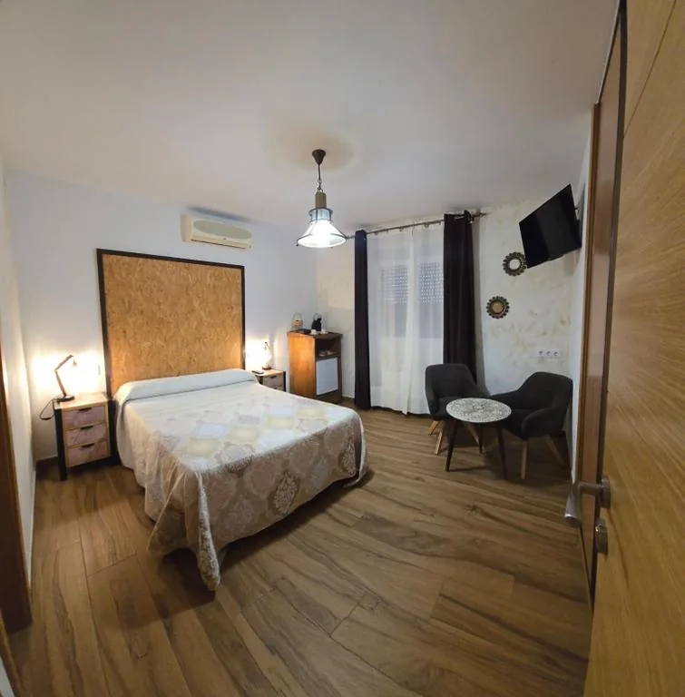 Doppelzimmer mit eigenem Bad — Hostal La Mancha