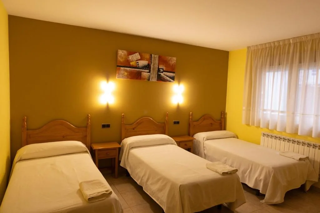 三人间 — HOSTAL La MARAVILLOSA DE VALDERAS