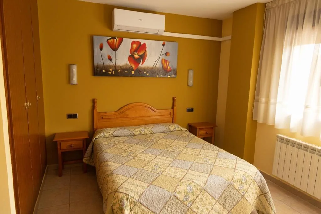 大床套房 — HOSTAL La MARAVILLOSA DE VALDERAS