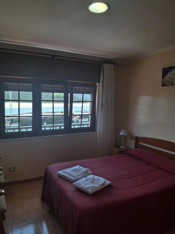 Camera doppia con balcone e vista sul mare — Hostal La Marina
