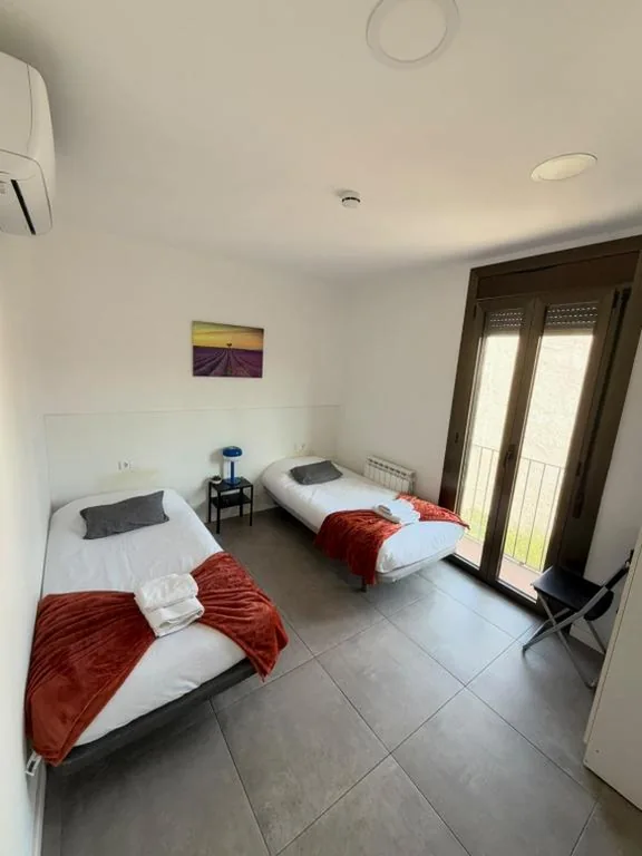 バルコニー付きダブルルーム（ベッド2台） — Hostal La Masia