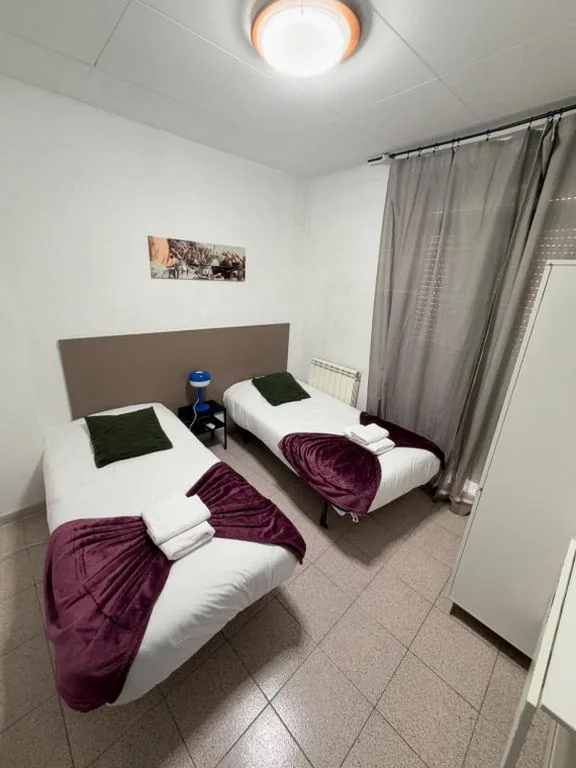 エコノミーダブルルーム（ベッド2台） — Hostal La Masia