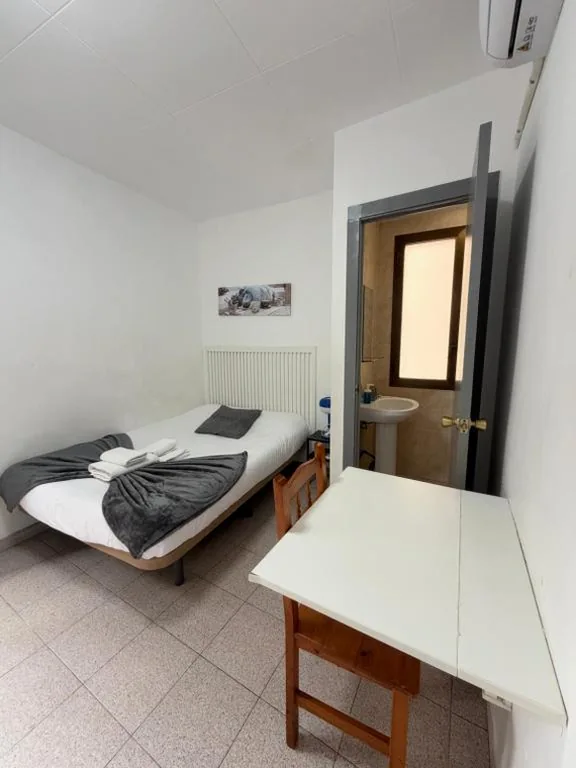 エコノミーダブルルーム — Hostal La Masia