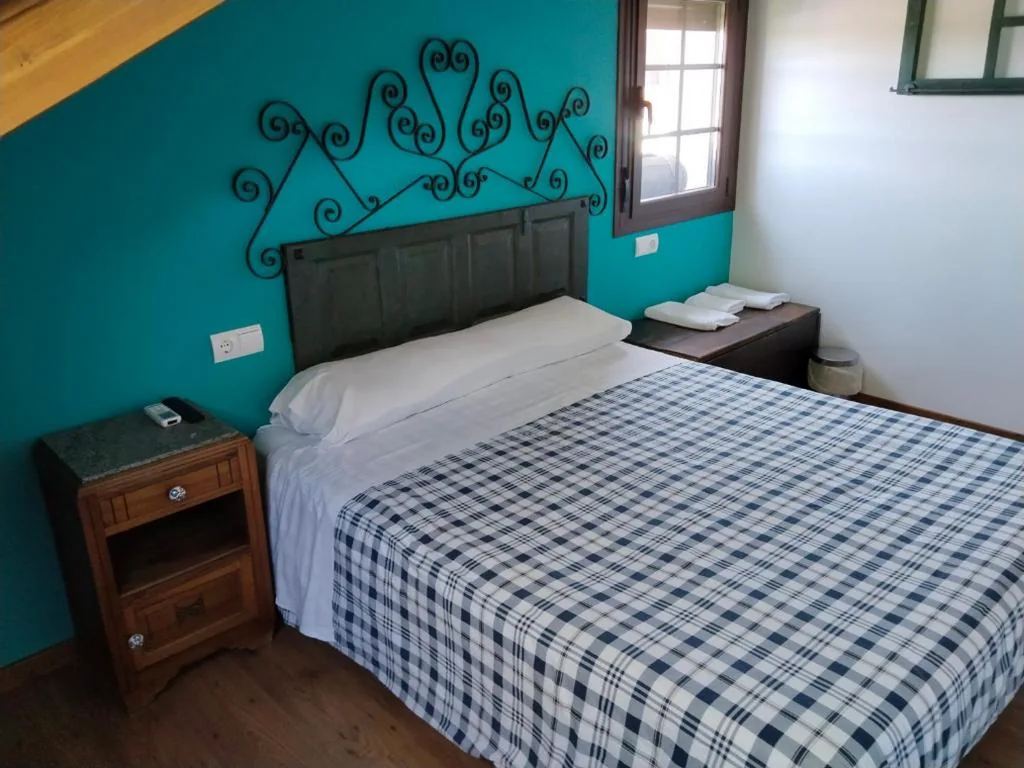 Camera matrimoniale con bagno in comune — Hostal La Medina de Camponaraya