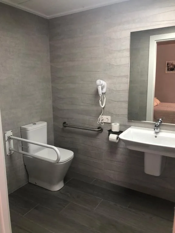 Camera doppia accessibile alle persone con disabilità - 1 o 2 letti — Hostal La Morenica