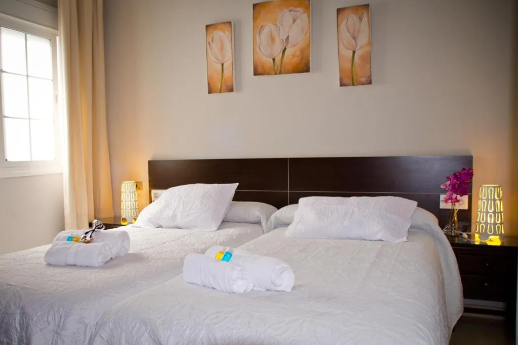 専用バスルーム付きダブルルーム（ベッド1台または2台） — Hostal La Muralla
