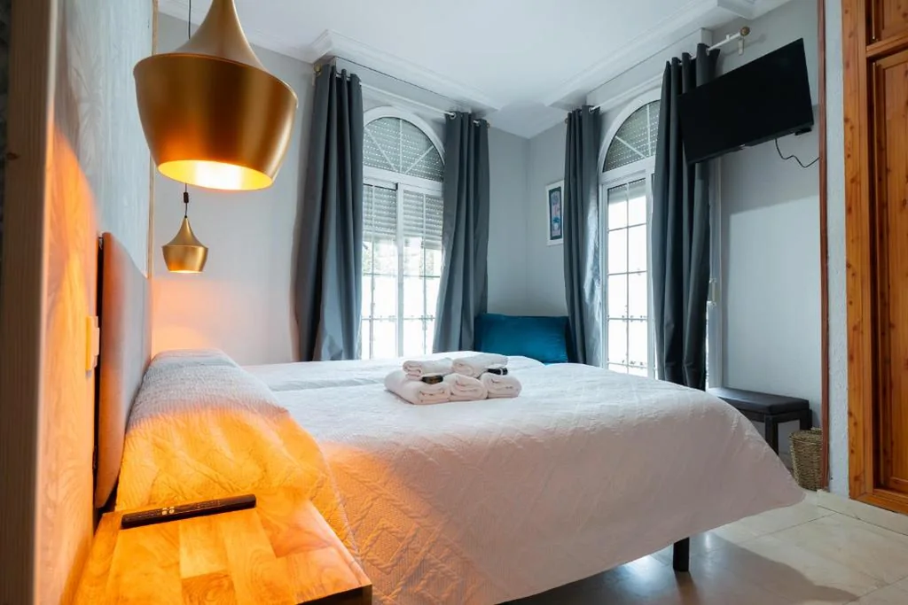 専用バスルーム付きエキストラベッドルーム（シングルベッド2台） — Hostal La Muralla
