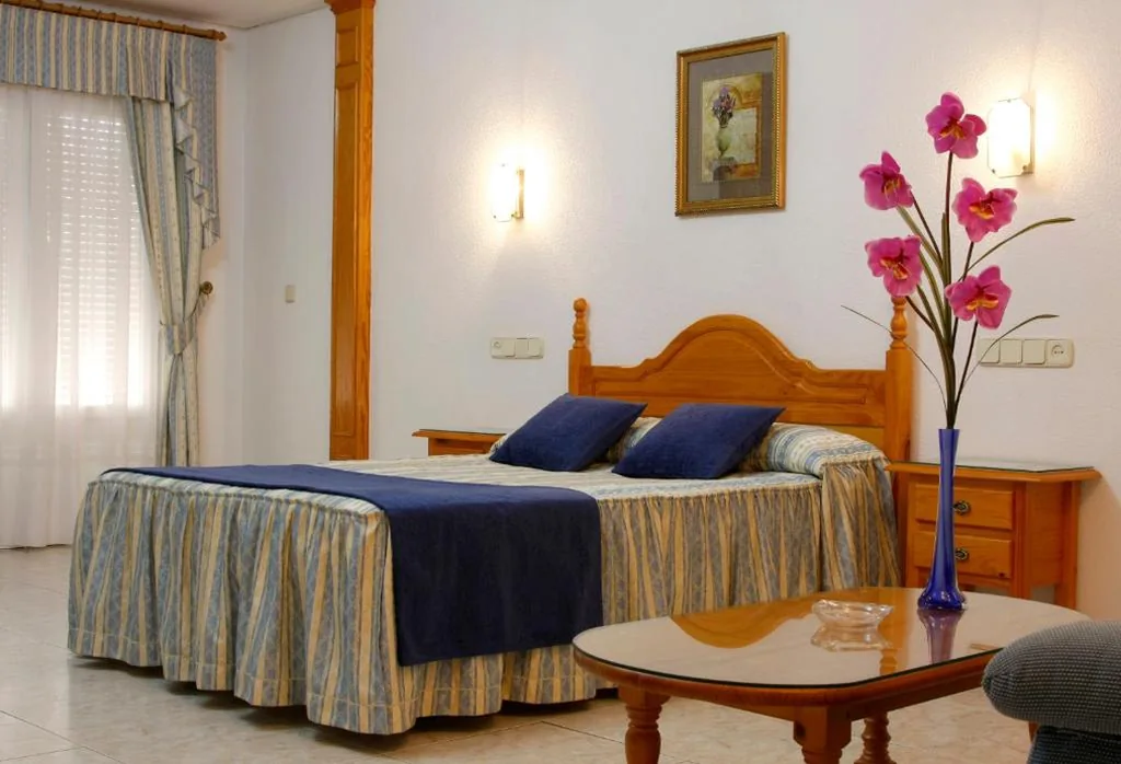 Superior Double Room with Terrace - 1 or 2 Beds — Hostal La Noria