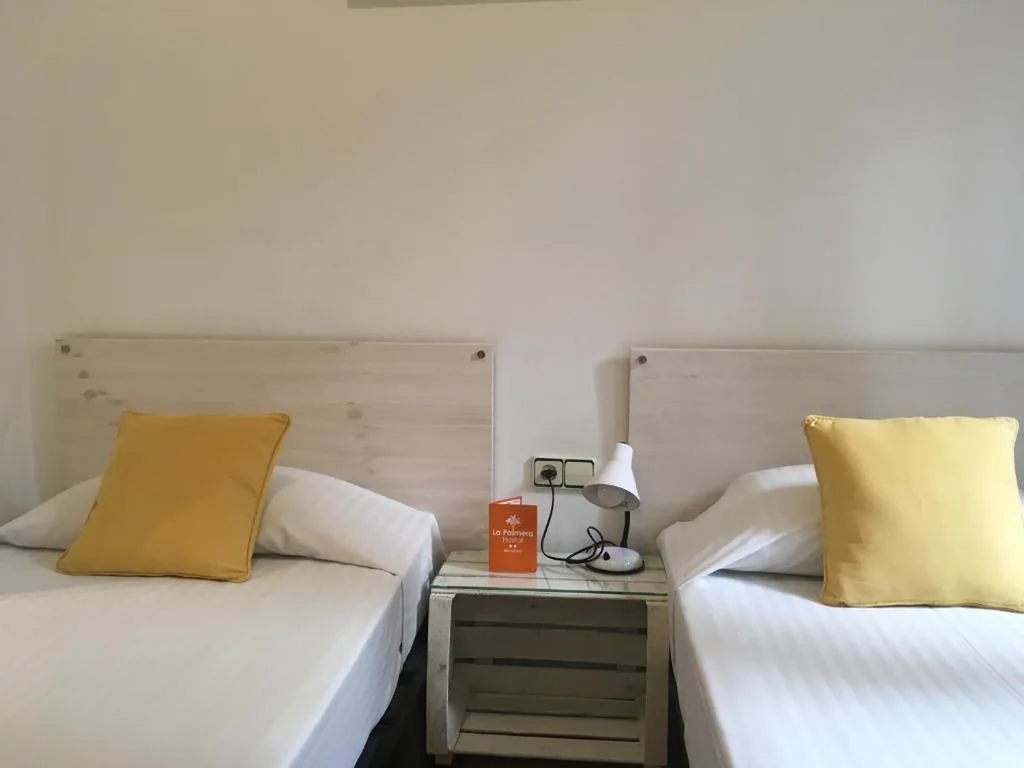 Habitación Doble con baño compartido - 2 camas — Hostal la Palmera