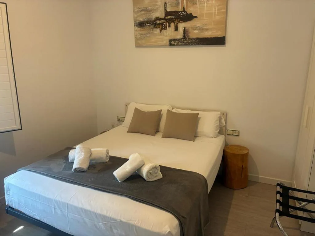 Habitación doble con baño compartido y ducha privada — Hostal la Palmera
