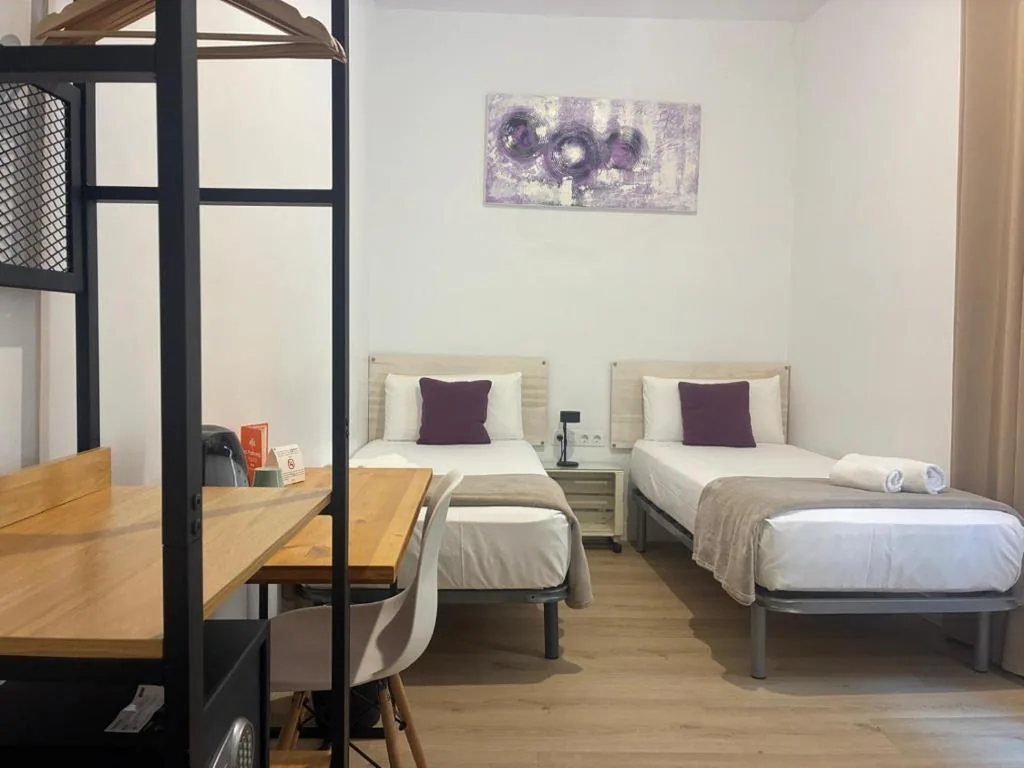 Habitación Doble con baño compartido y ducha privada - 2 camas individuales — Hostal la Palmera