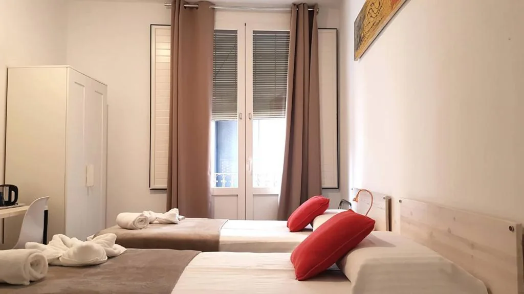 Habitación Doble con baño privado - 2 camas — Hostal la Palmera