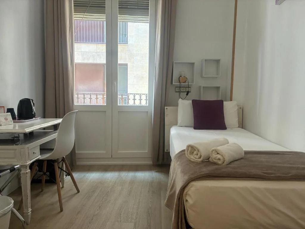 Habitación Individual con baño compartido — Hostal la Palmera