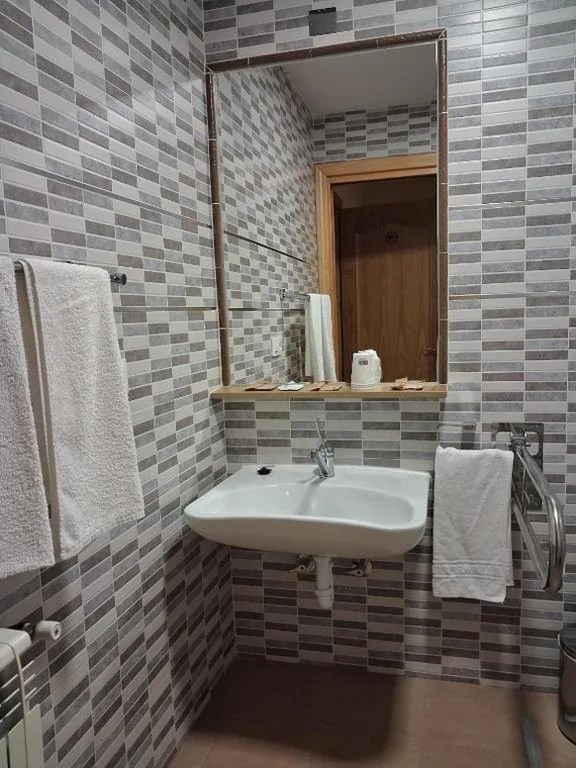 Habitación Familiar adaptada para personas de movilidad reducida — Hostal La Pastora