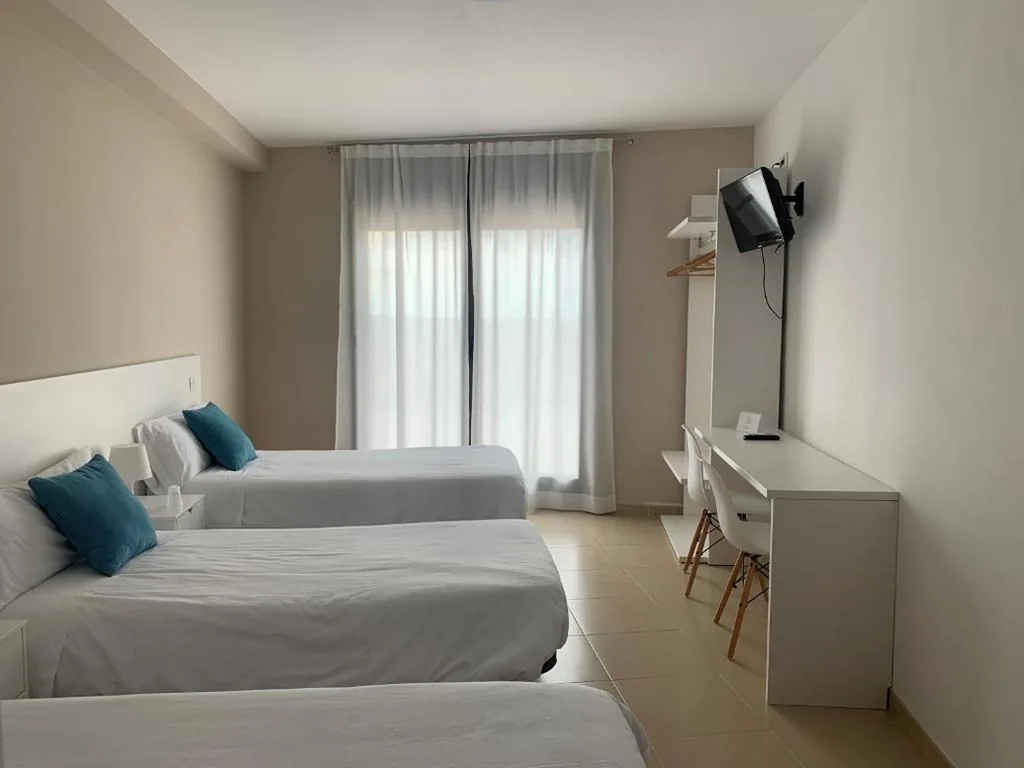 Habitación Triple Confort — Hostal La Placeta