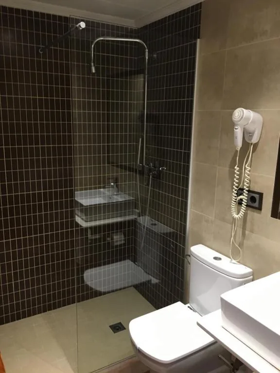 Dreibettzimmer (2 Erwachsene + 1 Kind) — Hostal La Placeta