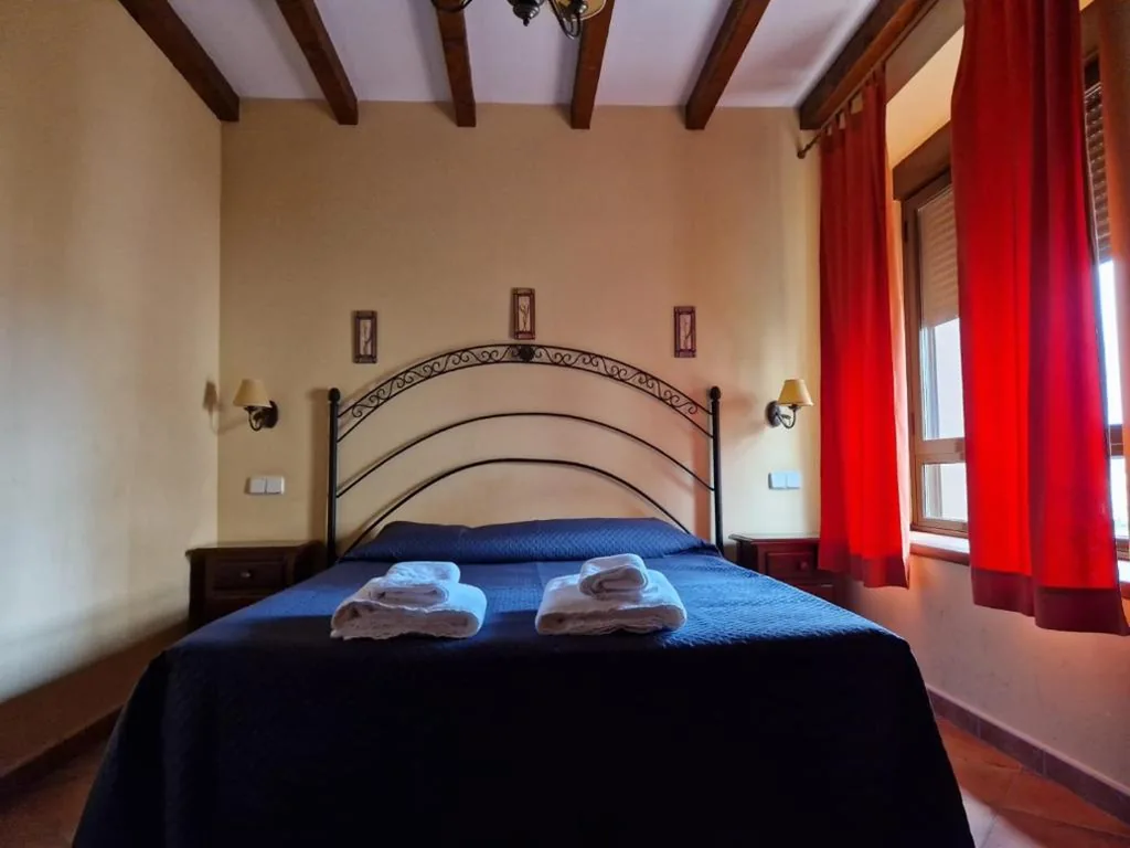 Zimmer mit großem Bett — Hostal La Plata