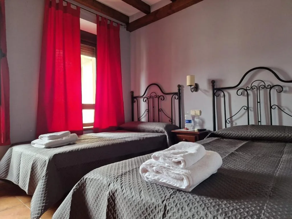Doppelzimmer mit Dusche – 2 Betten — Hostal La Plata