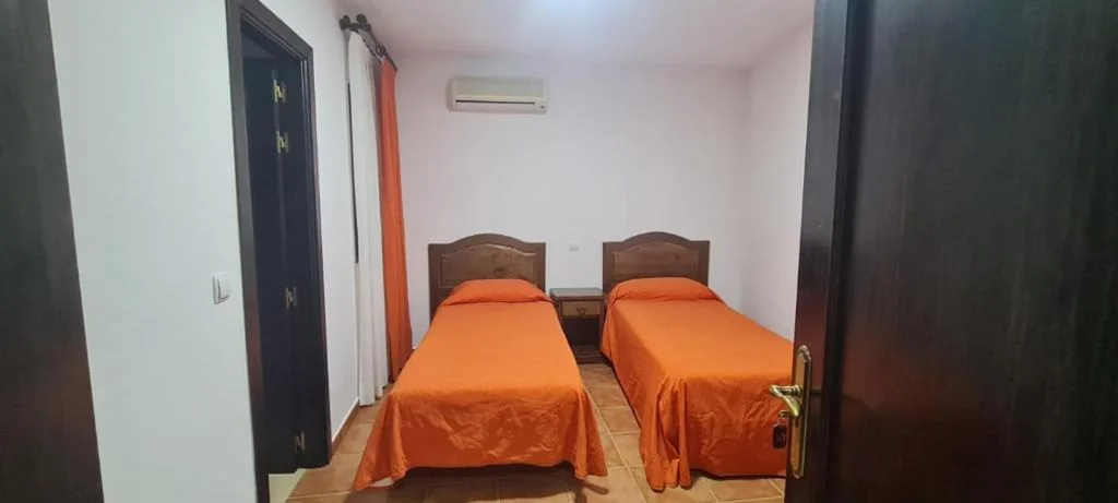 Quarto Duplo - 2 camas — Hostal La RoDa