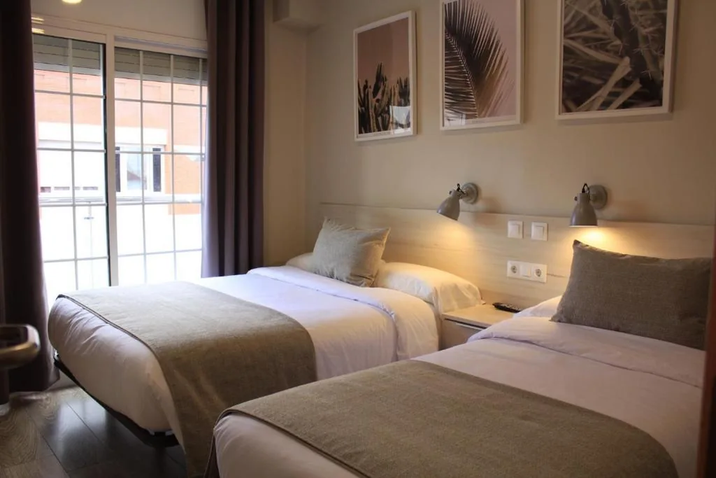 Habitación Doble con baño privado - 2 camas — Hostal La Romànica
