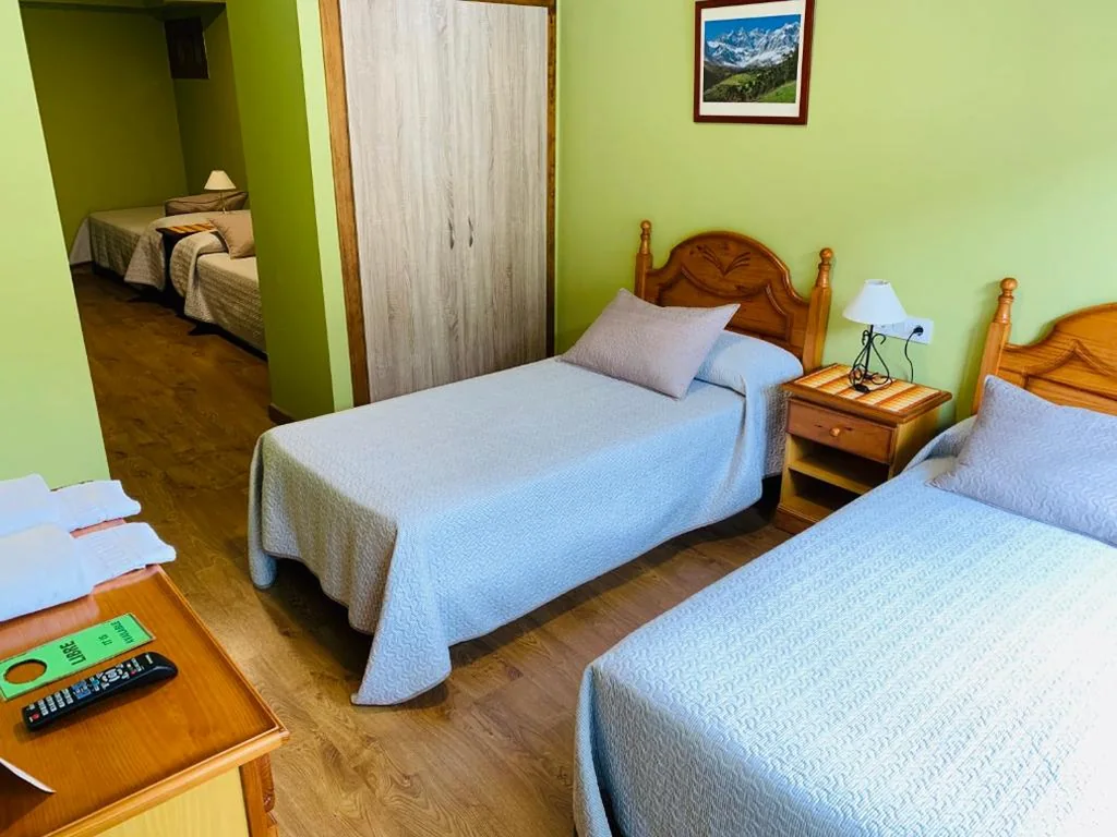Habitación cuádruple — Hostal La Serna