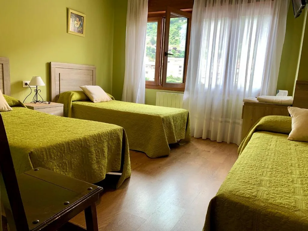 Habitación Triple — Hostal La Serna