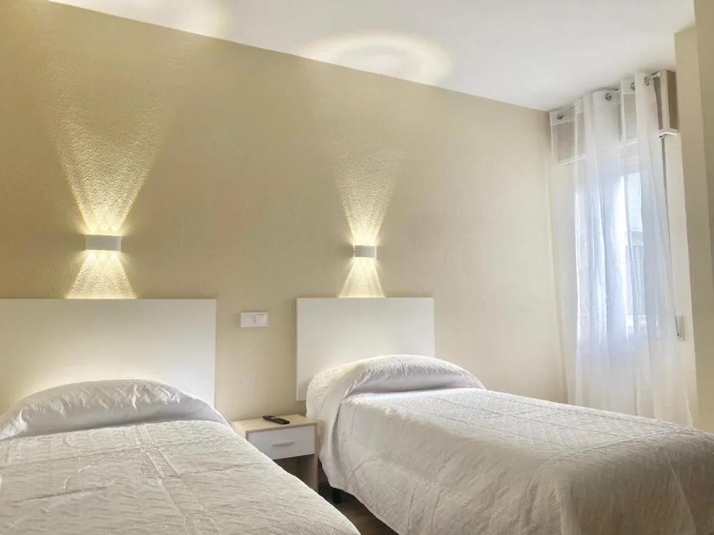 Camera doppia con letti singoli — Hostal La Sierra Cabárceno
