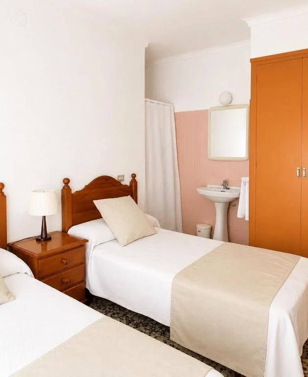 Zimmer mit Gemeinschaftsbad – großes Bett — Hostal La Tina