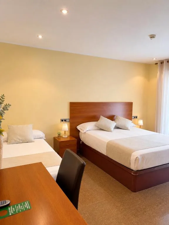 Deluxe-Zimmer (2 Erwachsene + 1 Kind) — Hostal La Tina