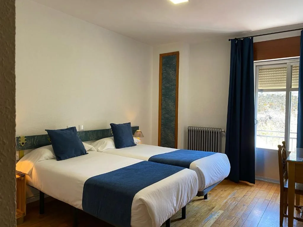 Tweepersoonskamer met 2 bedden — Hostal La Trucha Sanabria