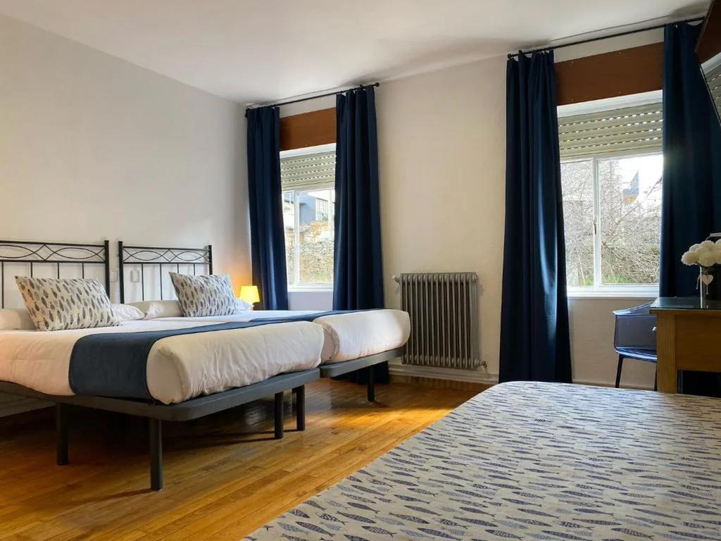 Standaard driepersoonskamer — Hostal La Trucha Sanabria