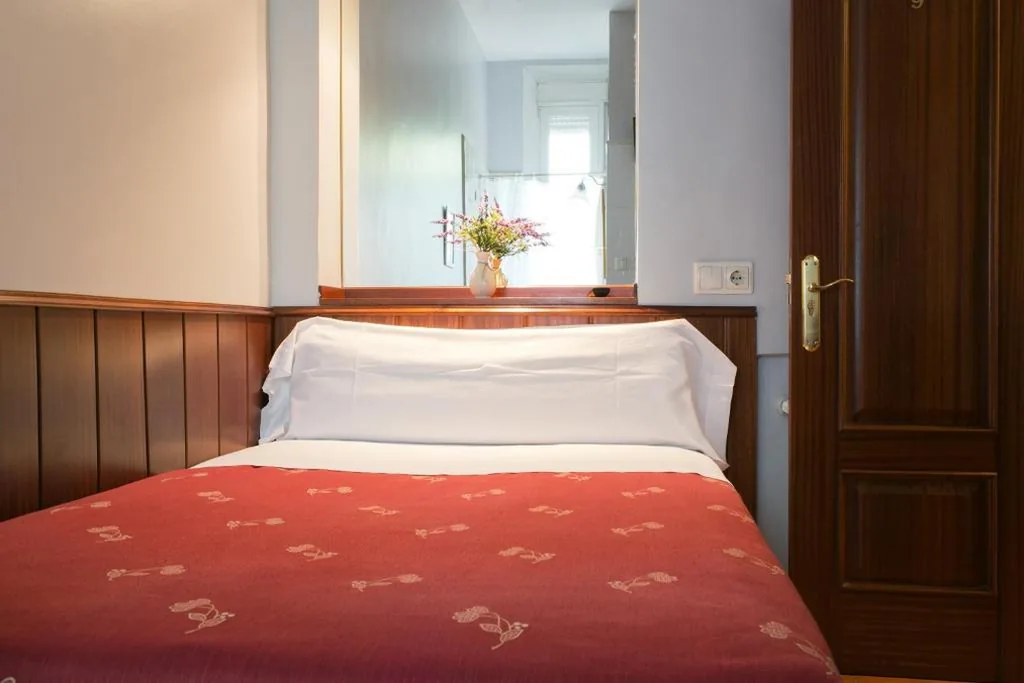 Einzelzimmer mit eigenem Bad — Hostal La Vera