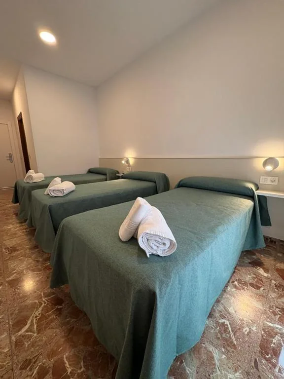 Chambre triple avec salle de bains privative — Hostal La Vía Verde