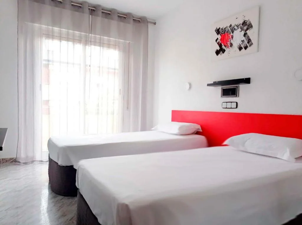 Doppelzimmer mit Balkon – 2 Betten — Hostal Lady Ana María