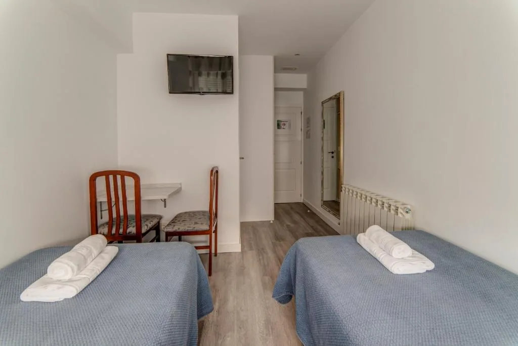 Doppelzimmer mit 2 Einzelbetten — Hostal Lar